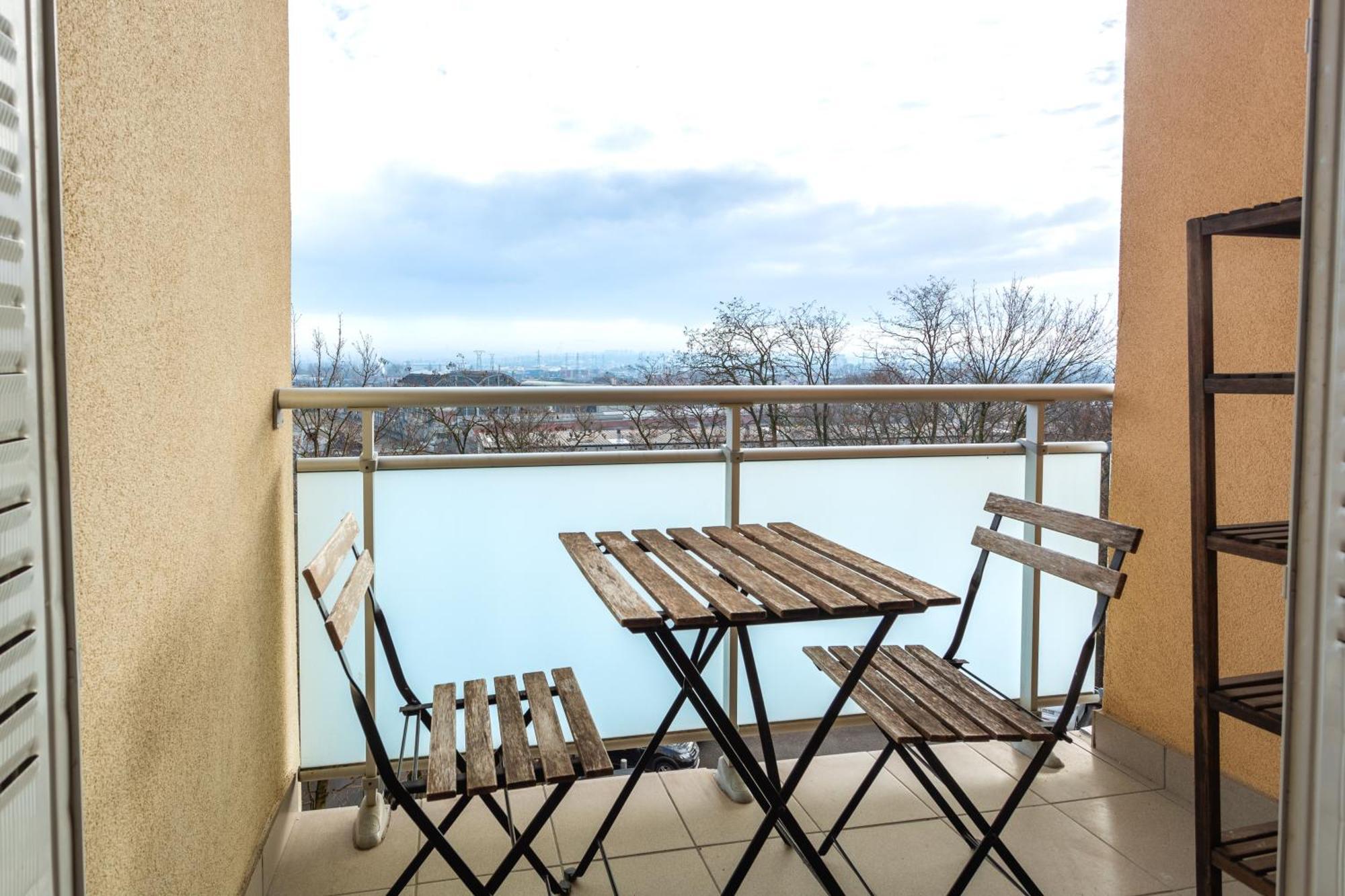 Apartment Lumineux A Emplacement Ideal Refait A Neuf *